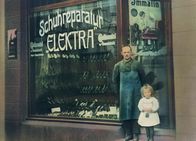 Deutschlands große Clans – Der Schuhmacher Heinrich Deichmann vor seinem Laden in Essen-Borbeck 1921.