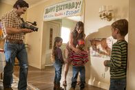 This Is Us - Das ist Leben – Rückblick auf vergangene Zeiten: Jack (Milo Ventimiglia, l.), Rebecca (Mandy Moore, M.) und ihre Kinder ...
