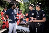 Notruf Hafenkante – Dr. Schmidt (Joel Williams, l.) klärt Kris (Marc Barthel, 2.v.r.) und Pinar (Aybi Era, r.) über den Zustand der jungen Frau auf, die von einem Passanten bewusstlos aufgefunden wurde. Handelt es sich etwa um die Mutter, die ihr Neugeborenes in einem Park ausgesetzt hat?