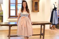 Hoagascht – Moderatorin Conny Bürgler im Verkaufsraum Tostmann Trachten, während ServusTV’s Hoagascht AT „Mein Leben – Gexi Tostmann und Lutz Maurer“ in Seewalchen am Attersee, Oberösterreich, Österreich am 17.03.2025
