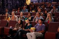 The Big Bang Theory – v.l.n.r.) Amy (Mayim Bialik), Sheldon (Jim Parsons), Stuart (Kevin Sussman), Raj (Kunal Nayyar), Leonard (Johnny Galecki) und Penny (Kaley Cuoco) ...