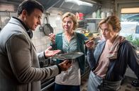 Meine Mutter ... – Star-Koch Rufus (Stephan Luca) muss Eifel-Wirtin Toni (Diana Amft, re.) erst einmal überzeugen. Ihre Mutter Heidi (Margarita Broich) ist begeistert.