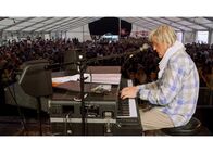 Reporter – Hanery Amman spielt das Klavier-Intro zu "dRosmarie und ig" am Brienzersee Rockfestival.
