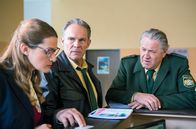 Hubert ohne Staller – Rea Walter (Lisa-Katrina Mayer, l.) behauptet vor Hubert (Christian Tramitz, M.) und Girwidz (Michael Brandner, r.), dass Münch am Vortag nicht im Bürgerhaus war.