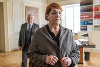 Der Staatsanwalt – Oberstaatsanwalt Bernd Reuther (Rainer Hunold) hat Fragen an Hannah Lambertz (Susanne Böwe).