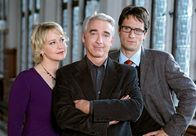 Liebe im Halteverbot – Findet immer den goldenen Mittelweg: Bauamtsleiter Otto Schlegel (Christoph M. Ohrt, Mitte) mit seinem Mitarbeiter Michael Brenner (Oliver Mommsen) und dessen Frau und seiner Geliebten Renate Brenner (Floriane Daniel).; ARD Degeto LIEBE IM HALTEVERBOT Uhr im ERSTEN. Findet immer den goldenen Mittelweg: Bauamtsleiter Otto Schlegel (Christoph M. Ohrt, Mitte) mit seinem Mitarbeiter Michael Brenner (Oliver Mommsen) und dessen Frau und seiner Geliebten Renate Brenner (Floriane Daniel).