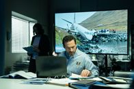 Mayday - Alarm im Cockpit – REENACTMENT - Der Systemermittler (gespielt von Daniel Stolfi) und der leitende Ermittler (gespielt von Preeti Torul) untersuchen die Flugdaten des PenAir-Flugs 3296, um herauszufinden, warum die Saab 2000 mit 42 Menschen an Bord nach einer Landung auf dem Flughafen von Unalaska im Jahr 2019 nicht auf der Landebahn zum Stehen kommen konnte. (Cineflix 2023/Shay Markowitz)
