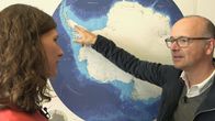 SMS - Schwanke meets Science – Auch in der Antarktis sind die Meeresbiologen unterwegs. Luisa Federwisch vom Alfred-Wegener-Institut für Polar- und Meeresforschung (AWI) in Bremerhaven war gerade mit dem Forschungsschiff "Polarstern" auf einer Expedition in der Antarktis. Rechts: Karsten Schwanke.