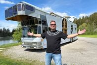 Der Camping-Check – Friso Richter vor einem Mega-Camper.
