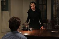 American Horror Story – Jahr 1964: Schwester Jude Martin (Jessica Lange, r.) offenbart Kit (Evan Peters, l.), wie sie gedenkt, ihn zu bestrafen ...