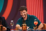 Neo Ragazzi – Gastgeber Tommi Schmitt fühlt sich bestens unterhalten.