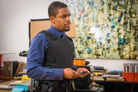 Elementary – Der einzige Hinweis für Detective Bell (Jon Michael Hill, l.) auf den Verbleib der Frau ist der Geruch von Muskatnuss am Ort ihres Verschwindens ...