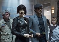 Salvation – Darius (Santiago Cabrera, 2.v.r.) und Grace (Jennifer Finnigan, 2.v.l.) werden des Mordes beschuldigt und versuchen nun verzweifelt, aus Russland zu flüchten. Doch dies ist gar nicht so einfach ...