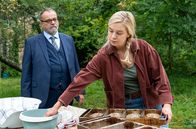 Der Ranger - Paradies Heimat – Der geschäftstüchtige Karl Nollau (Matthias Brenner, l.) hat ein lukratives Angebot für Marie Fechner (Anna Herrmann, r.).