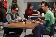 The Big Bang Theory – Während Howard Probleme mit seiner Weltraumtoilette hat, ist Leonard (Johnny Galecki, l.) genervt, da Penny ein Date mit Stuart hat. Kann Sheldon (Jim Parsons, r.) ihn beruhigen?