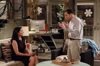 Two and a Half Men – Walden erhält Besuch von seiner Mutter Robin (Mimi Rogers, l.). Alan (Jon Cryer, r.) ist sofort fasziniert von ihr und verliebt sich prompt. Doch dann kommt ein Geheimnis aus Waldens Vergangenheit ans Licht ...