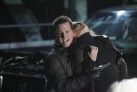 Castle – Jerry Tyson (Michael Mosley, l.) hat Kate Beckett (Stana Katic, r.) in seine Gewalt gebracht. Können ihre Kollegen den Wahnsinnigen aufhalten, bevor er ihr etwas antut?