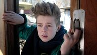 Die Pfefferkörner – ARD/NDR DIE PFEFFERKÖRNER FOLGE 132, "Notendruck" Uhr im ERSTEN. Niklas (Jaden Dreier) schaut sich neugierig auf der Bootslagerei seines neuen Freundes Anton um.