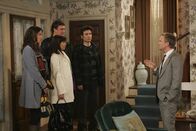 How I Met Your Mother – Ted (Josh Radnor, 2.v.r.), Marshall (Jason Segel, 2.v.l.), Lily (Alyson Hannigan, M.) und Robin (Cobie Smulders, l.) bemerken, dass Barney (Neil Patrick Harris, r.) sich in letzter Zeit komisch verhält und glauben, dass er in einer festen Beziehung steckt. Als sie der Sache jedoch auf den Grund gehen, lernen sie die Frau kennen, die hinter all dem steckt: Barneys Mutter ...