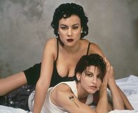 Bound - Gefesselt – 1. Violet (Jennifer Tilly, li.) und Corky (Gina Gershon) hecken einen raffinierten Plan aus.