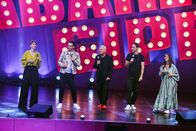 Kabarettgipfel – Sonja Pikart, Martin Frank, Andreas Vitásek, Gernot Kulis, Lydia Prenner-Kasper. Foto: ORF/E&A Film/Hubert Mican. Veröffentlichung honorarfrei nur für redaktionelle Berichterstattung in Sendungszusammenhang und mit Copyrightangabe. Kontakt: foto@orf.at