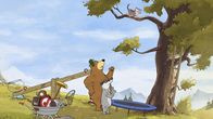 Unser Sandmännchen – Dr. Brumm und Dachs wollen die Katze dazu bewegen, vom Baum herunter auf das Trampolin zu springen.