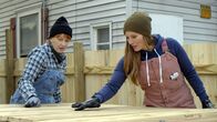 Good Bones - Mutter, Tochter, Home-Makeover – Bei ihrem neusten Umbauprojekt müssen Karen (l.) und Mina (r.) das Haus bis auf die Grundpfeiler abreißen, um es dann in ein elegantes, geräumiges Zuhause verwandeln zu können ...