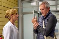 In aller Freundschaft – Dr. Lea Peters' (Anja Nejarri) Mentor, der renommierte Neurochirurg Dario Brosi (Markus Böker), musste eine Vorführ-OP abbrechen. Er hat krampfartige Schmerzen in der Hand und gibt an, familiär vorbedingt an Arthrose zu leiden, er sei schmerzmedikamentös eingestellt, also kein Grund zur Sorge. Als Lea das Schmerzmittel sieht, weiß sie, dass Brosi mit der Dosierung schon am Höchstlimit ist. Sie bittet ihn, eine MRT-Aufnahme zu machen und nach einer alternativen Behandlung oder gar Diagnose zu suchen. Um Ruhe zu haben, lässt sich Brosi überreden.