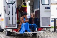 SOKO Hamburg – Lena Testorp (Anna von Haebler, r.) befragt die Frau des Opfers Hannah Peters (Selina Louis, l.) , die sie seit ihrer Schulzeit kennt. Auch Hannah hat kann keinen Hinweis auf den Mörder geben.
