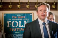Inspector Barnaby – DCI John Barnaby (Neil Dudgeon) besucht ein Folkfestival, aus beruflichen Gründen.