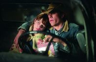 Brokeback Mountain – Ennis (Heath Ledger, r.) heiratet die temperamentvolle Alma (Michelle Williams, l.) und gründet eine Familie - und kommt doch nicht von Jack los. Über viele Jahre hinweg kann er seinen Gefühlen nur heimlich freien Lauf lassen - weit draußen in den Bergen ...