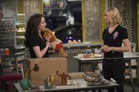 2 Broke Girls – Während Caroline (Beth Behrs, r.) nach einem Ausweg aus ihrer Misere sucht, überlegt Max (Kat Dennings, l.), was sie mit einem Geschenk von ihrer Mutter anfangen soll ...