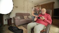 37°: Verbündete im Leben - Großeltern und Enkel – Der 90-jährige Hans-Joachim (r.) macht zusammen mit seinem Enkel Niklas (l.) YouTube-Videos und ist dort als "Propa" sehr erfolgreich.