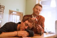 Rentnercops – Manuel Teich (René Heinersdorff, r.) verabreicht Sascha Kesko (Jesse Albert, l.) KO-Tropfen.