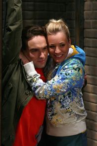 The Big Bang Theory – Leonard Hofstadter (Johnny Galecki, l.); Penny (Kaley Cuoco, r.)