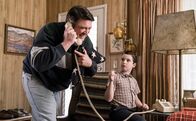 Young Sheldon – George Cooper sen. (Lance Barber, l.); Sheldon Cooper (Iain Armitage, r.)