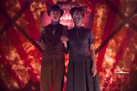 American Horror Story – Paul (Mat Fraser, l.) und Penny (Grace Gummer, r.) wollen die Freak Show verlassen, doch da haben sie die Rechnung ohne den neuen Besitzer gemacht ...