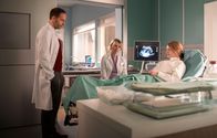 In aller Freundschaft – Dr. Ina Schulte (Isabell Gerschke, mi.) hat die Schwangerschaft von Alisa Binder (Luzie Juckenburg, re.) bestätigt. Dr. Hoffmann (Julian Weigend, li.) hat allerdings schlechte Nachrichten. Alisas Leber ist schwer geschädigt. So schwer, dass sie an die Dialyse muss.