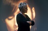 Zweifel – Plötzlich gerät das Leben der erfolgreichen Chefredakteurin Agnès Baer (Muriel Robin) durch die Enthüllungen einer jungen Frau aus den Fugen.