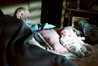 Charmed - Zauberhafte Hexen – Während der Gefangenschaft lernt Piper dieses Wesen besser kennen und entwickelt sogar eine gewisse Sympathie dafür. Es ist der Vater des Babys, ein ehemaliger Mensch, Derek (Seth Peterson, l.) ...