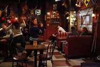 How I Met Your Mother – Bei einer Kneipenschlägerei hat Robin (Cobie Smulders, m.) einem Gast die Nase gebrochen. Da dieser sie nun verklagt hat, droht ihr die Ausweisung aus dem Land ...