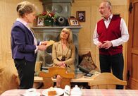 Sturm der Liebe – ARD STURM DER LIEBE FOLGE 1468 Uhr im ERSTEN. Charlotte (Mona Seefried, M.) erfährt durch Alfons (Sepp Schauer, r.) und Hildegard (Antje Hagen, l.) von dem Streit zwischen Julius und Werner.