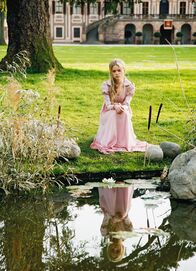 Froschkönig – Am Weiher vor dem Schloss: Sidonie von Krosigk als Prinzessin Sophie