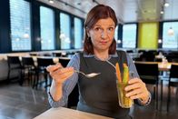 Puls – Puls Dauerbrenner Detox – Was ist dran am «Entgiften» des Körpers? Pascale Menzi hält einen Smoothie in der Hand. Copyright: SRF