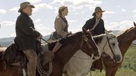 Open Range - Weites Land – Zwei Cowboys und eine Lady: Boss Spearman (Robert Duvall, re.), Charley Waite (Kevin Costner) und Sue (Annette Bening), die Schwester von Doc Barlow.