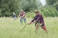 Löwenzahn – Fritz Fuchs (Guido Hammesfahr, r.) hat sich eine Menge vorgenommen. Die ganze Wiese will er mit der Hand mähen. Glück gehabt, dass sich ein paar Helfer einstellen.