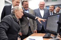 Gazprom - Die perfekte Waffe – Der damalige russische Ministerpräsident Wladimir Putin (li.), Gazprom-Chef Alexej Miller (2.v.l.) und der ehemalige deutsche Bundeskanzler Gerhard Schröder (3.v.l.) schauen, wie viel Gas durch die Ostsee nach Deutschland strömt.