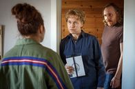 Rebecka Martinsson – Es gibt Probleme: Kommissarin Mella (Eva Melander) und ihr Mann Robert (Jakob Hultcrantz Hansson) stellen ihre Tochter Mella (Agnes Rase, li.) zur Rede.