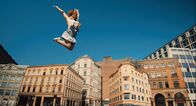 Das kleine Fernsehspiel: Cleo – Cleo (Marleen Lohse) über den Dächern von Berlin.