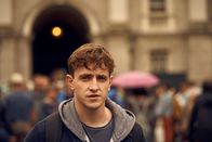 Normal People – Connell (Paul Mescal) hat es nicht leicht auf der Uni. Neue Orte und Gesichter verunsichern ihn. Doch plötzlich wendet sich das Blatt.